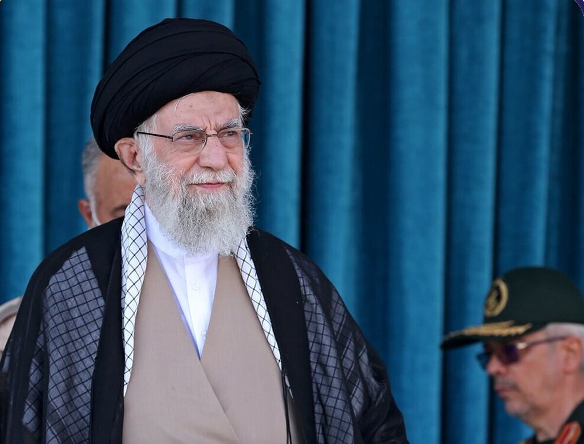 در این ویدئو واکنش رهبر انقلاب به درخواست مردم از ایشان برای اهدای چفیه‌شان بعد از پایان خطبه‌های نماز عید فطر را مشاهده می‌کنید.