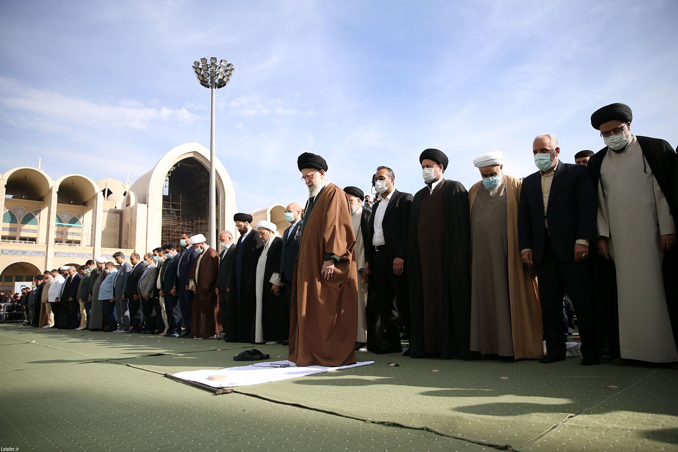 اقامه نماز عید سعید فطر به امامت رهبر انقلاب در مصلی تهران+ فیلم و عکس اقامه نماز عید سعید فطر به امامت رهبر انقلاب در مصلی تهران+ فیلم و عکس