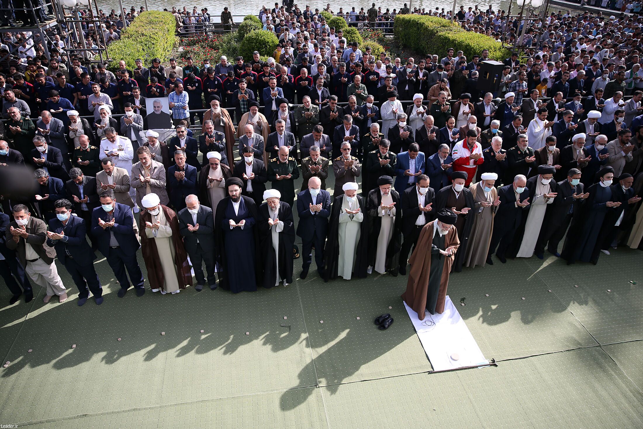 اقامه نماز عید سعید فطر به امامت رهبر انقلاب در مصلی تهران+ فیلم و عکس اقامه نماز عید سعید فطر به امامت رهبر انقلاب در مصلی تهران+ فیلم و عکس