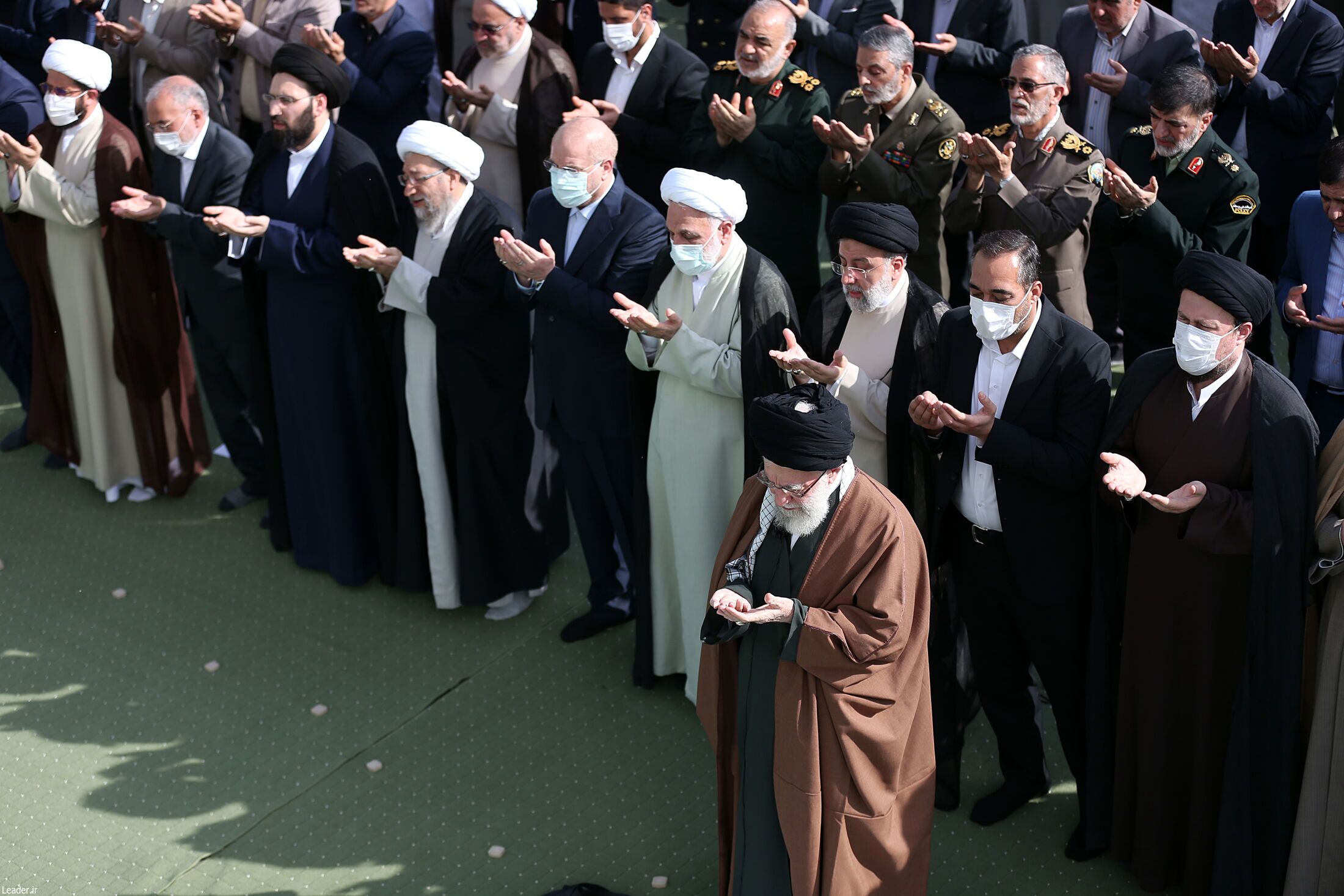 اقامه نماز عید سعید فطر به امامت رهبر انقلاب در مصلی تهران+ فیلم و عکس اقامه نماز عید سعید فطر به امامت رهبر انقلاب در مصلی تهران+ فیلم و عکس