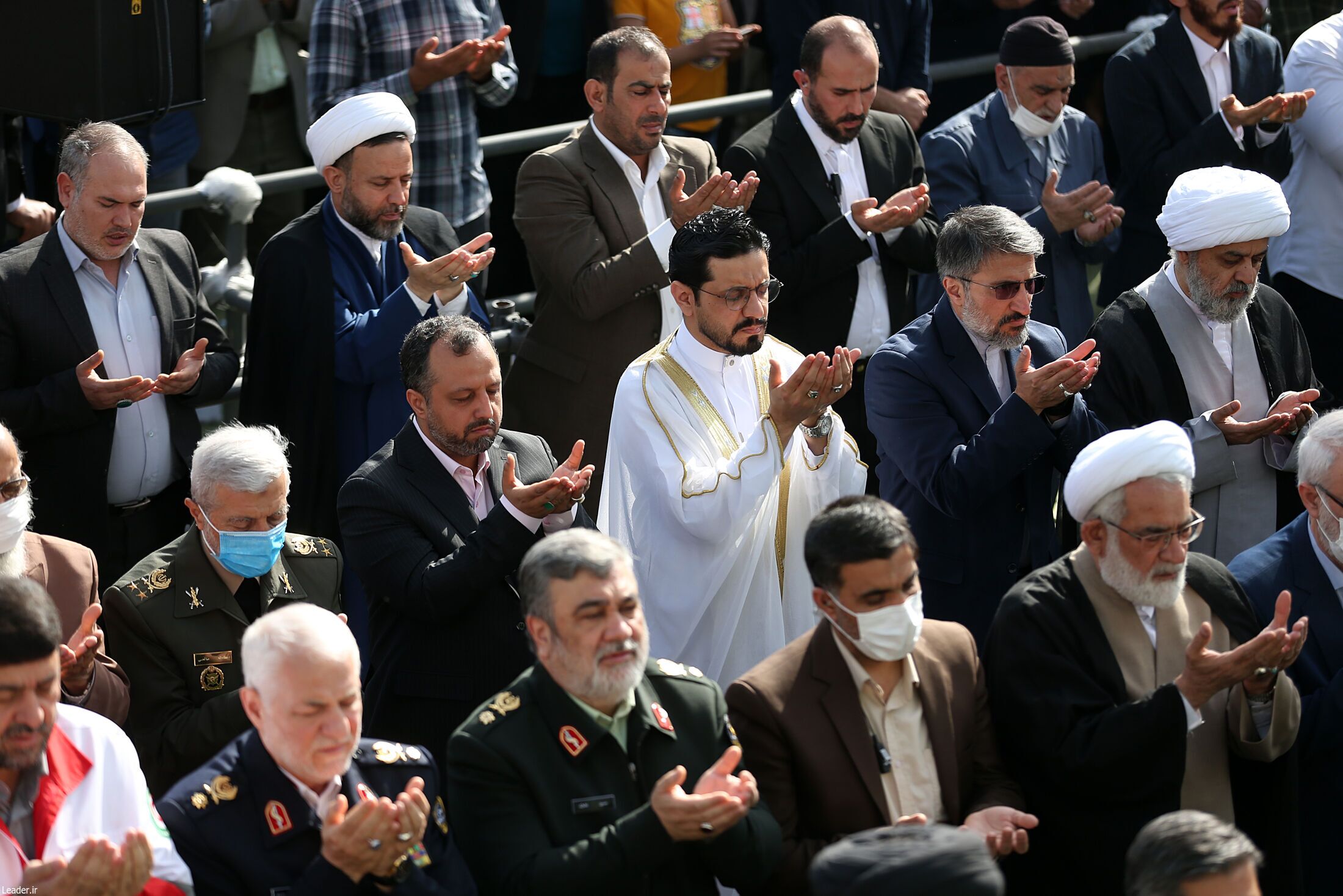 اقامه نماز عید سعید فطر به امامت رهبر انقلاب در مصلی تهران+ فیلم و عکس اقامه نماز عید سعید فطر به امامت رهبر انقلاب در مصلی تهران+ فیلم و عکس