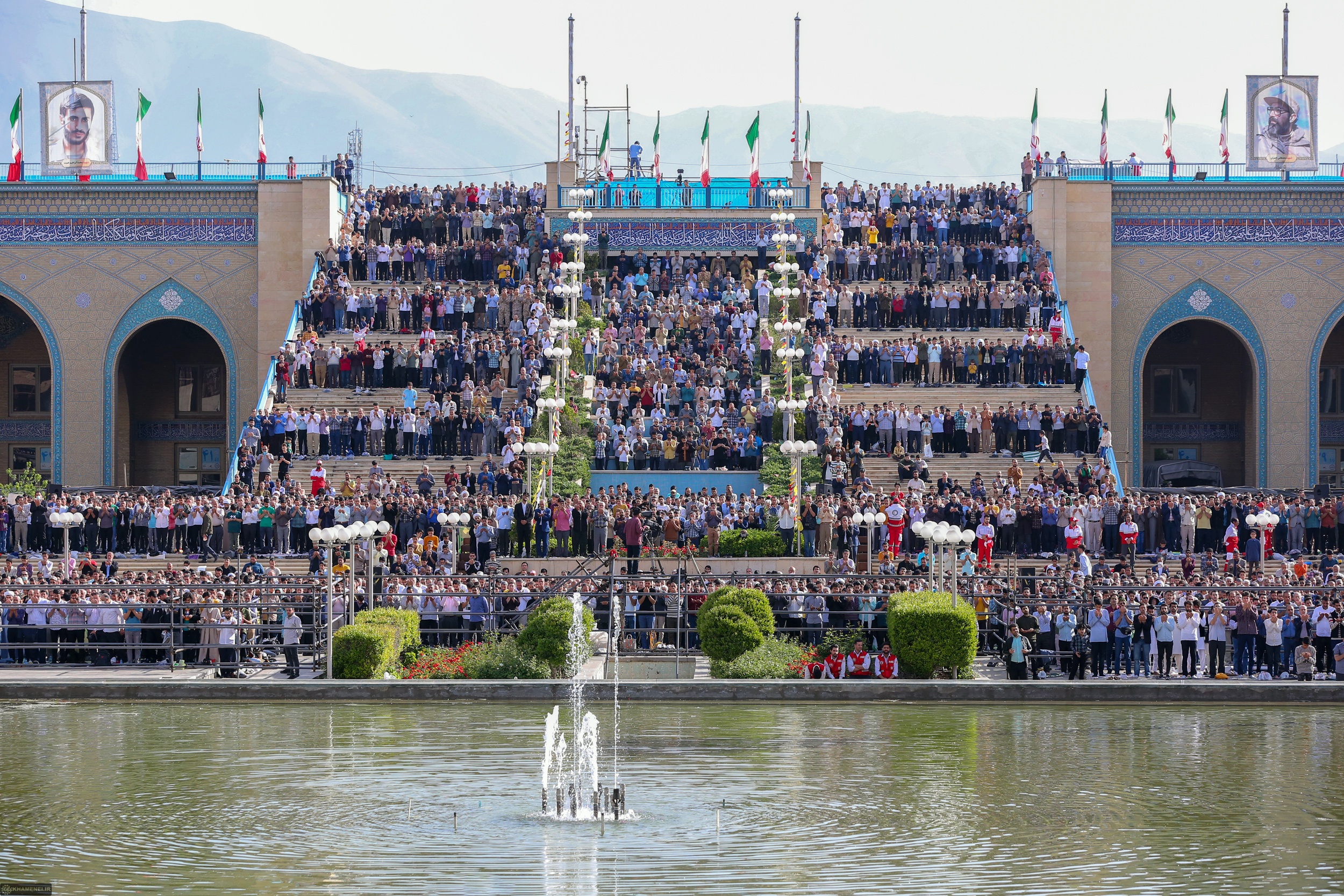 اقامه نماز عید سعید فطر به امامت رهبر انقلاب در مصلی تهران+ فیلم و عکس اقامه نماز عید سعید فطر به امامت رهبر انقلاب در مصلی تهران+ فیلم و عکس