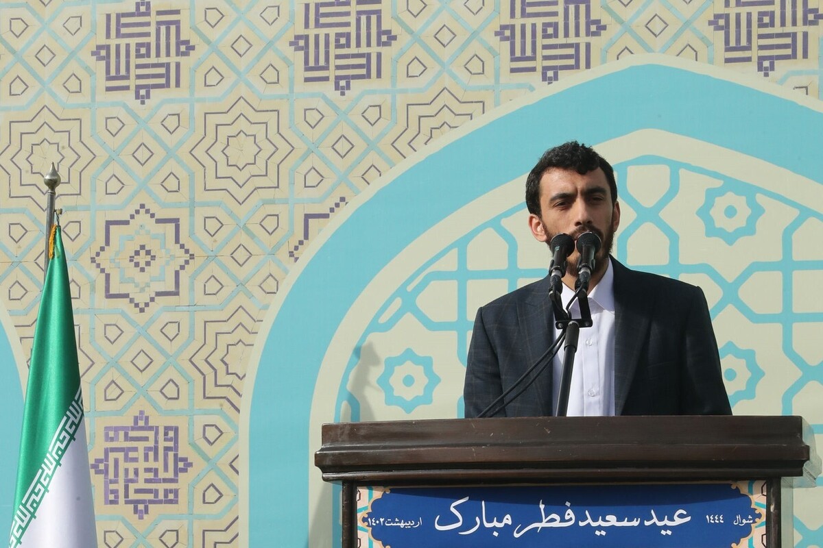 حاج مهدی رسولی در ویژه‌برنامه نماز عید سعید فطر با حضور گسترده اقشار مختلف مردم در مصلی تهران به شعرخوانی پرداخت.