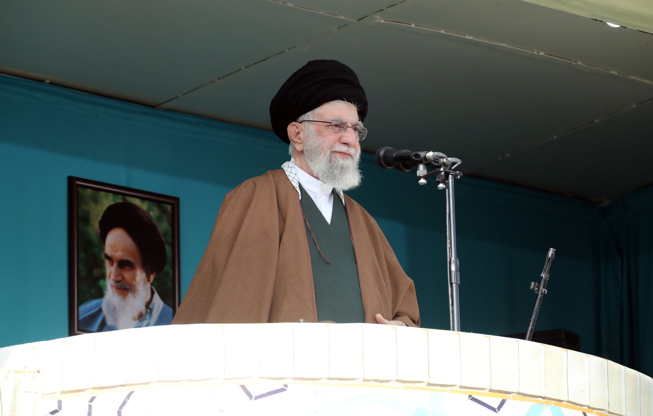 رهبر انقلاب: مسئولان بر حل مسائل اصلی کشور تمرکز کنند| مردم و مسئولان از حواشی بپرهیزند| دشمن مخالف اتحاد مردم است+ فیلم رهبر انقلاب: مسئولان بر حل مسائل اصلی کشور تمرکز کنند| مردم و مسئولان از حواشی بپرهیزند| دشمن مخالف اتحاد مردم است+ فیلم