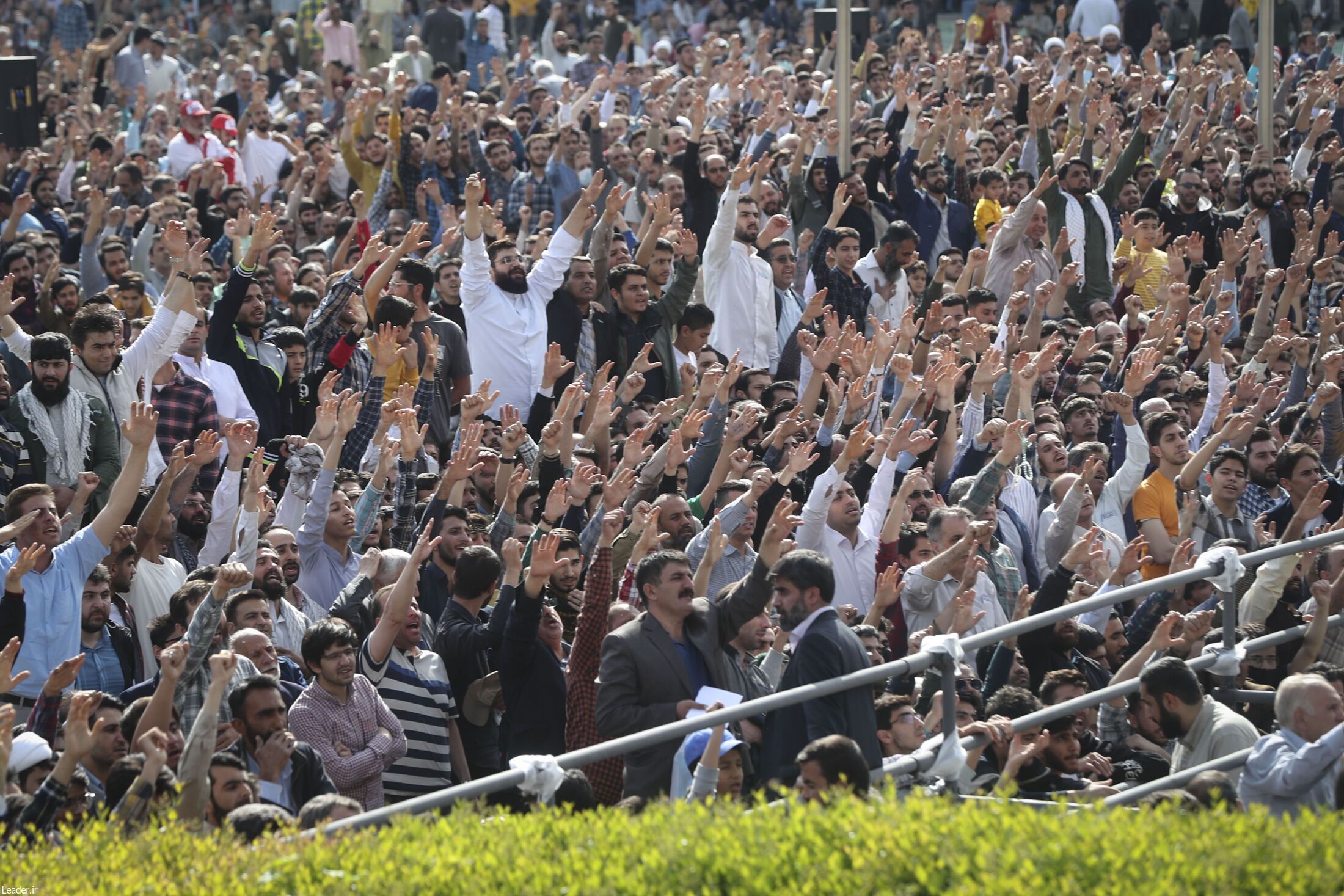 رهبر انقلاب: مسئولان بر حل مسائل اصلی کشور تمرکز کنند| مردم و مسئولان از حواشی بپرهیزند| دشمن مخالف اتحاد مردم است+ فیلم رهبر انقلاب: مسئولان بر حل مسائل اصلی کشور تمرکز کنند| مردم و مسئولان از حواشی بپرهیزند| دشمن مخالف اتحاد مردم است+ فیلم