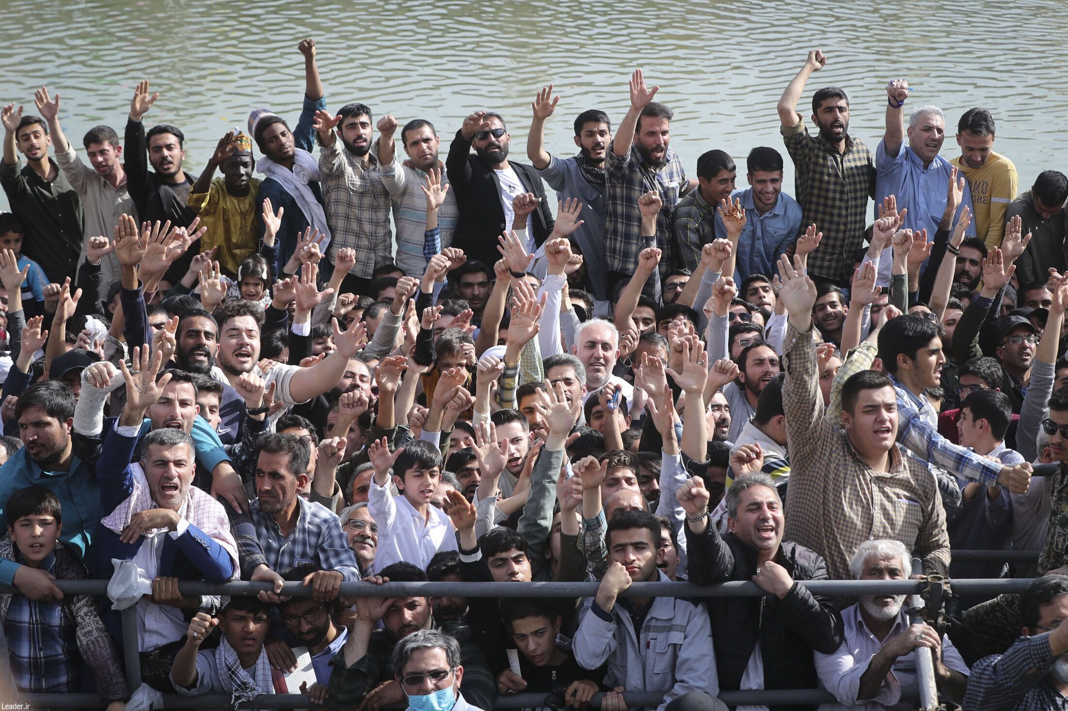 رهبر انقلاب: مسئولان بر حل مسائل اصلی کشور تمرکز کنند| مردم و مسئولان از حواشی بپرهیزند| دشمن مخالف اتحاد مردم است+ فیلم رهبر انقلاب: مسئولان بر حل مسائل اصلی کشور تمرکز کنند| مردم و مسئولان از حواشی بپرهیزند| دشمن مخالف اتحاد مردم است+ فیلم