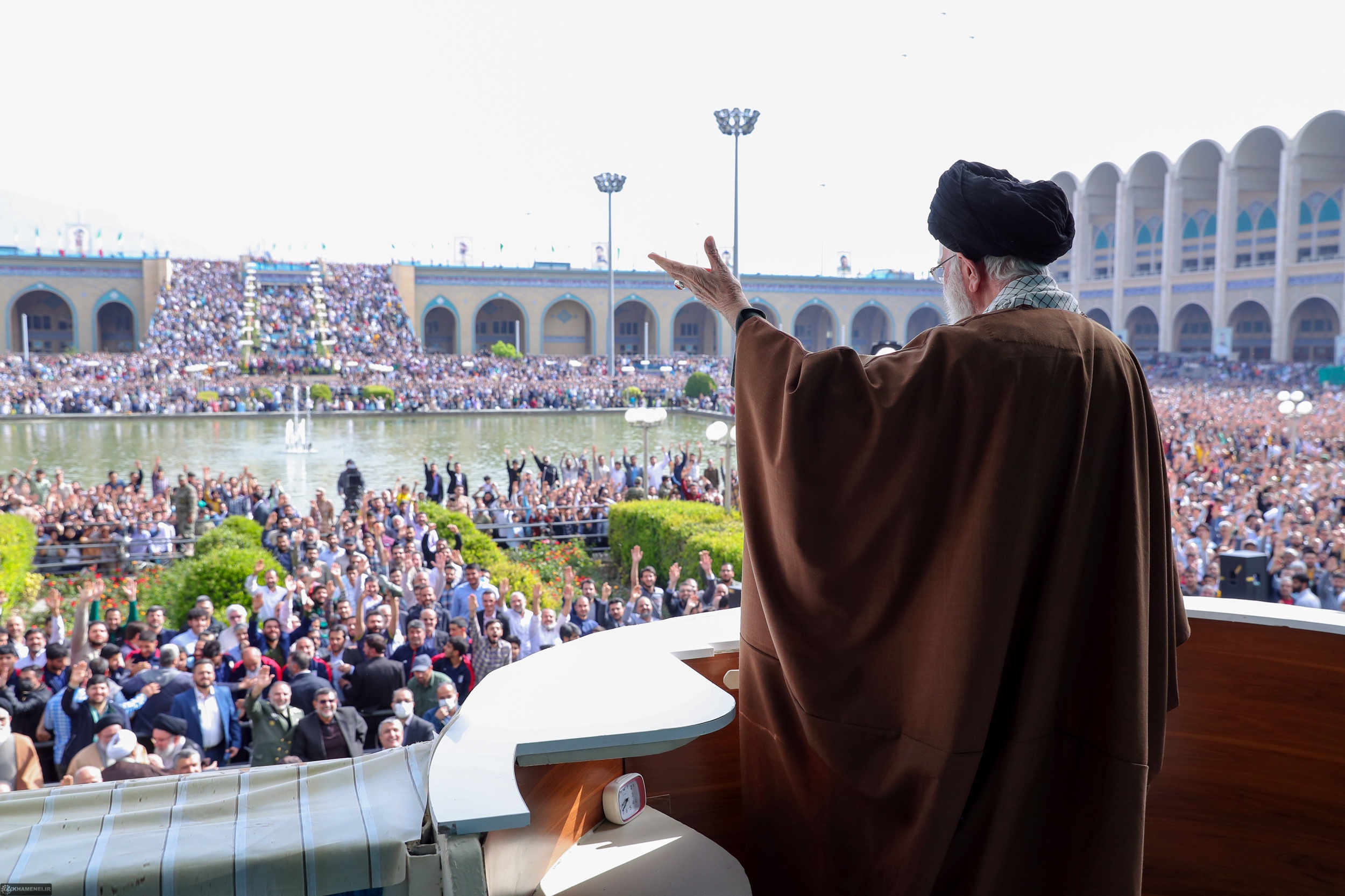 رهبر انقلاب: مسئولان بر حل مسائل اصلی کشور تمرکز کنند| مردم و مسئولان از حواشی بپرهیزند| دشمن مخالف اتحاد مردم است+ فیلم رهبر انقلاب: مسئولان بر حل مسائل اصلی کشور تمرکز کنند| مردم و مسئولان از حواشی بپرهیزند| دشمن مخالف اتحاد مردم است+ فیلم