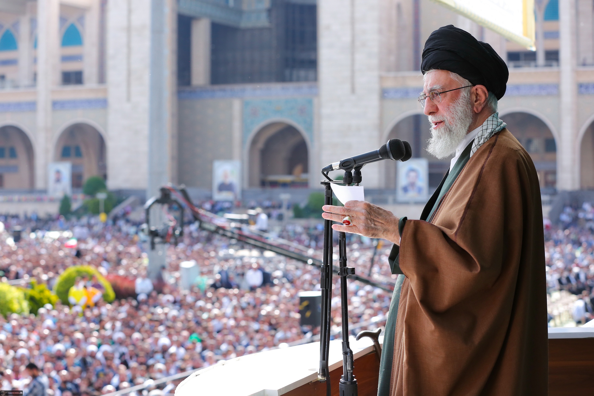 رهبر انقلاب: مسئولان بر حل مسائل اصلی کشور تمرکز کنند| مردم و مسئولان از حواشی بپرهیزند| دشمن مخالف اتحاد مردم است+ فیلم رهبر انقلاب: مسئولان بر حل مسائل اصلی کشور تمرکز کنند| مردم و مسئولان از حواشی بپرهیزند| دشمن مخالف اتحاد مردم است+ فیلم