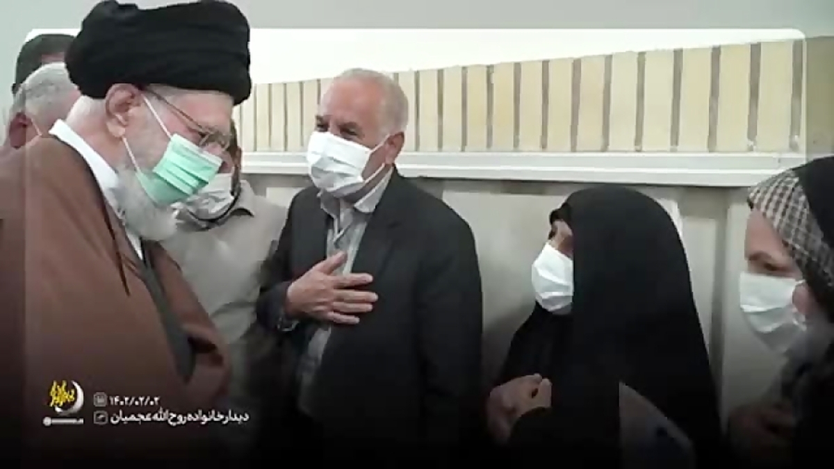 فیلمی از دیدار امروز خانواده شهید روح الله عجمیان با رهبر انقلاب اسلامی در حاشیه دیدار مسئولان نظام و سفرای کشور‌های اسلامی را مشاهده می‌کنید.