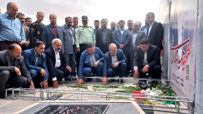 معاون پارلمانی رئیسجمهور در دیدار با خانواده شهید الداغی: زندگینامه شهید باید مکتوب شود معاون پارلمانی رئیسجمهور در دیدار با خانواده شهید الداغی: زندگینامه شهید باید مکتوب شود