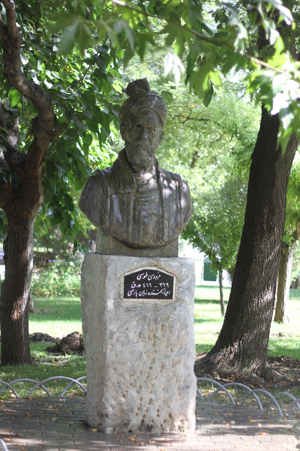 تندیس حکیم ابولقاسم فردوسی در شهر «ماترا»ی ایتالیا