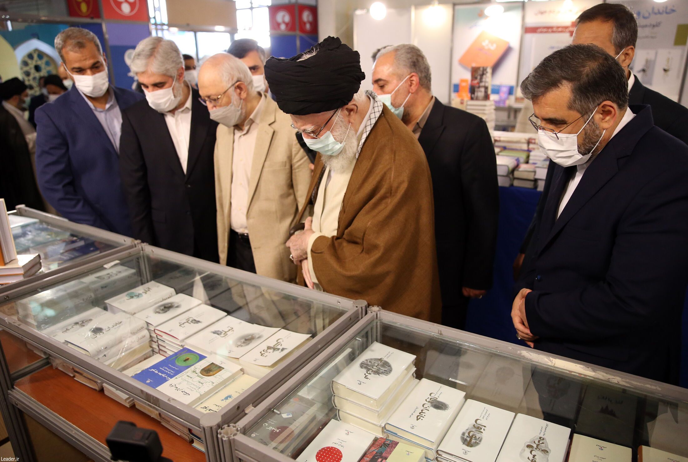 رهبر انقلاب از نمایشگاه کتاب تهران بازدید کردند+ عکس رهبر انقلاب از نمایشگاه کتاب تهران بازدید کردند+ عکس