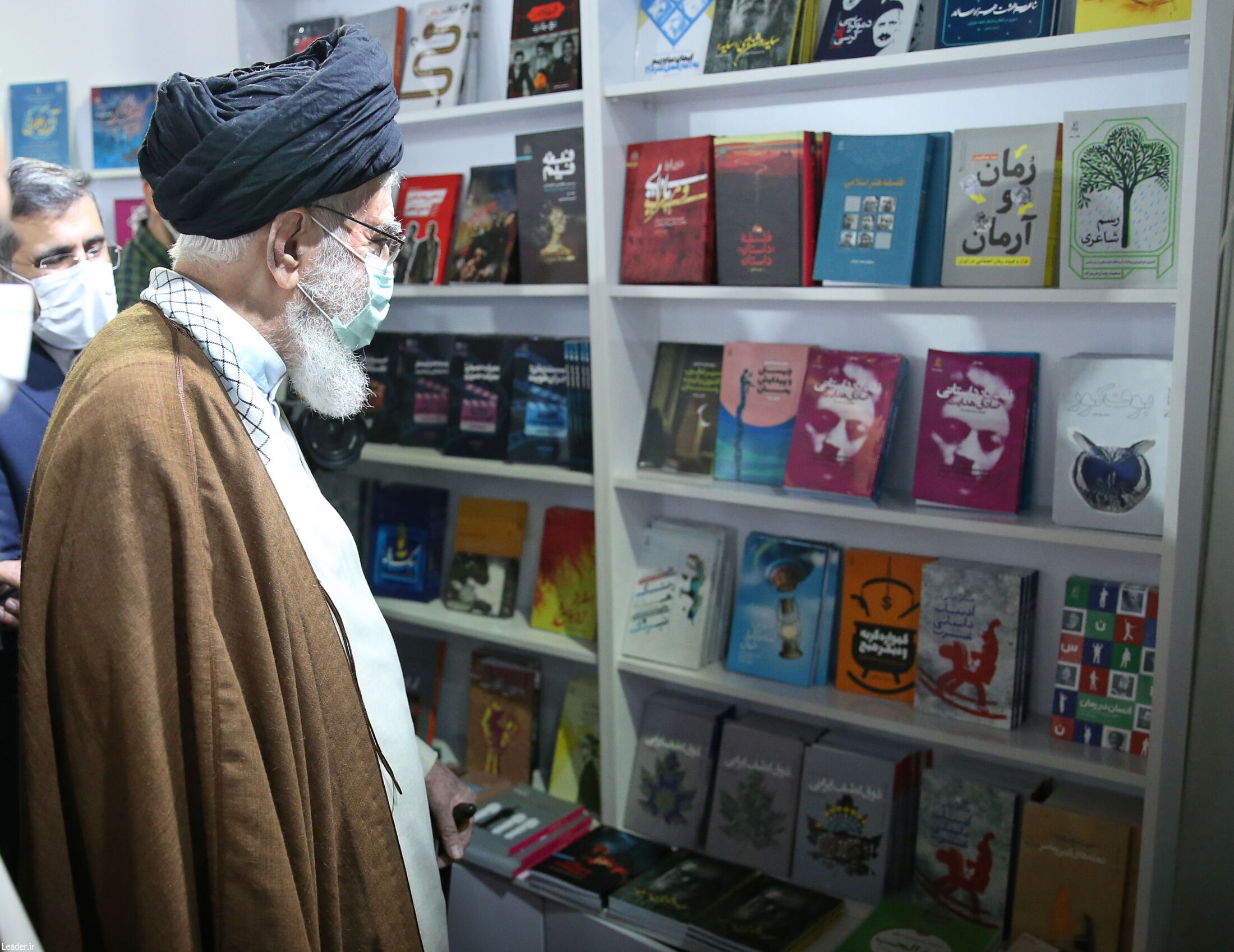رهبر انقلاب از نمایشگاه کتاب تهران بازدید کردند+ عکس رهبر انقلاب از نمایشگاه کتاب تهران بازدید کردند+ عکس