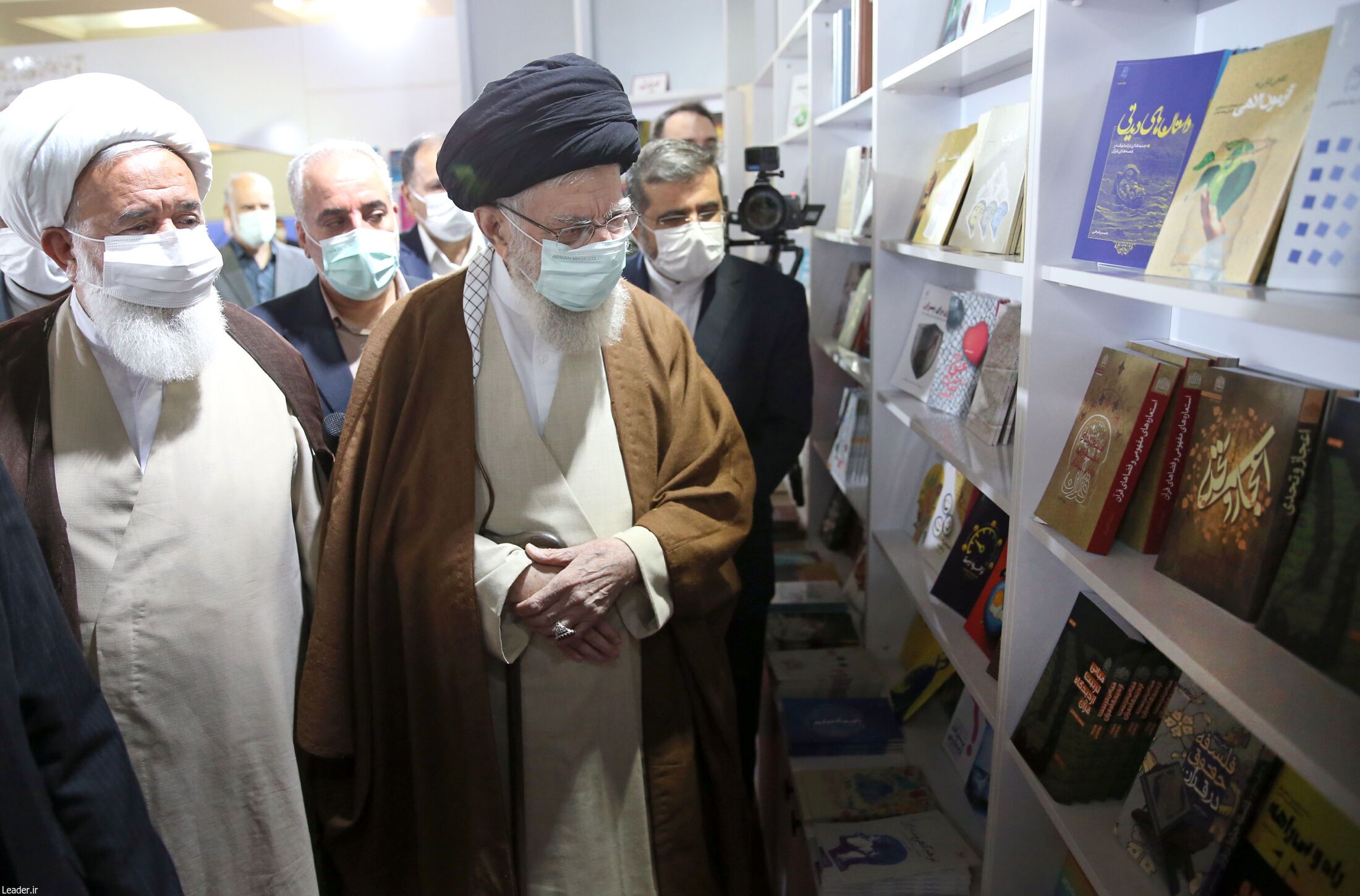 رهبر انقلاب از نمایشگاه کتاب تهران بازدید کردند+ عکس رهبر انقلاب از نمایشگاه کتاب تهران بازدید کردند+ عکس