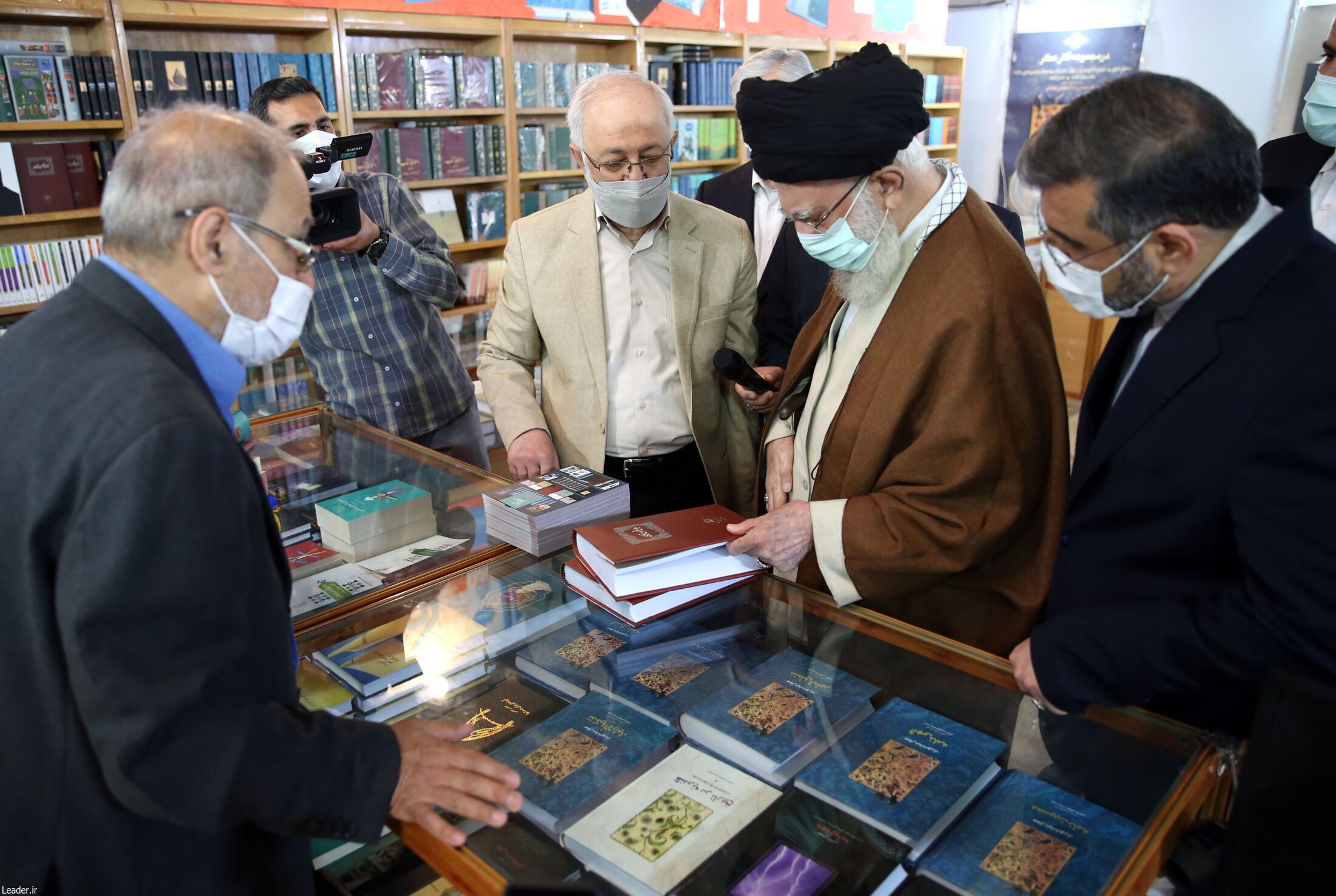 رهبر انقلاب از نمایشگاه کتاب تهران بازدید کردند+ فیلم و عکس رهبر انقلاب از نمایشگاه کتاب تهران بازدید کردند+ فیلم و عکس