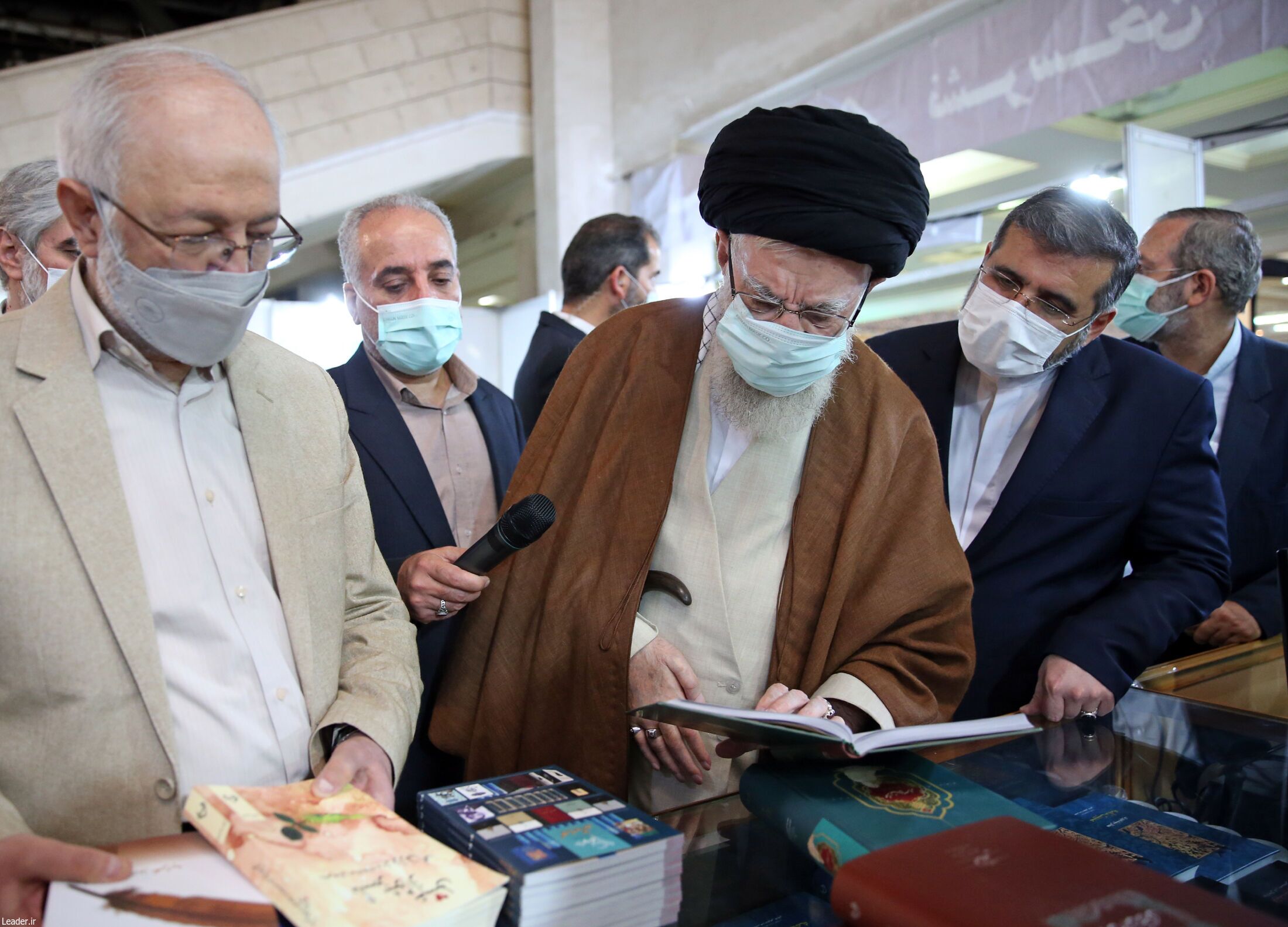 رهبر انقلاب از نمایشگاه کتاب تهران بازدید کردند+ فیلم و عکس رهبر انقلاب از نمایشگاه کتاب تهران بازدید کردند+ فیلم و عکس