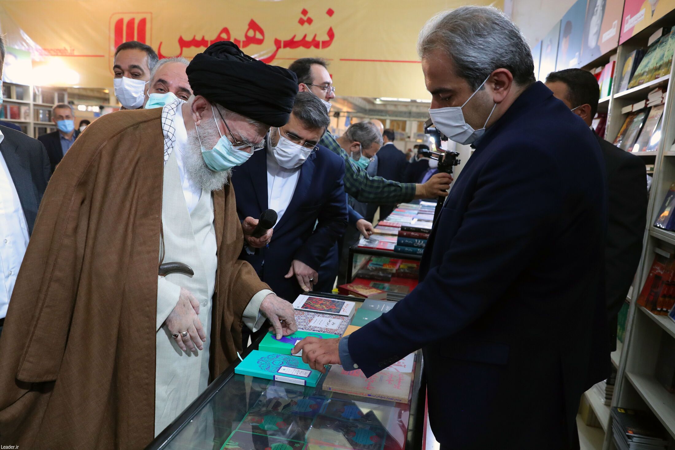 رهبر انقلاب از نمایشگاه کتاب تهران بازدید کردند+ فیلم و عکس رهبر انقلاب از نمایشگاه کتاب تهران بازدید کردند+ فیلم و عکس