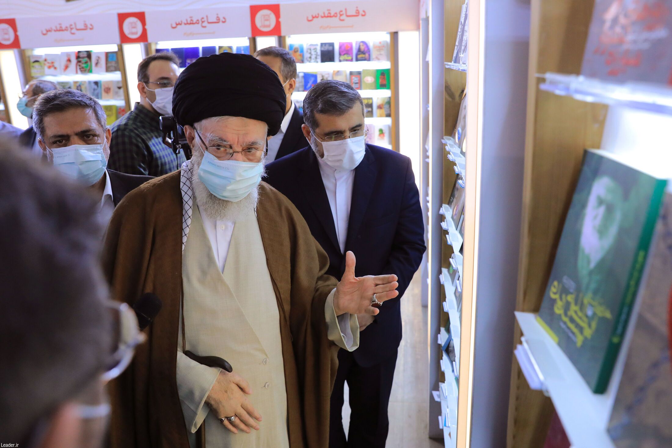 رهبر انقلاب از نمایشگاه کتاب تهران بازدید کردند+ فیلم و عکس رهبر انقلاب از نمایشگاه کتاب تهران بازدید کردند+ فیلم و عکس
