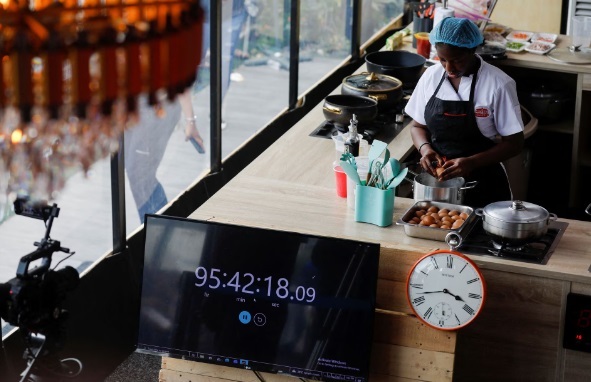 زنی در نیجریه برای ثبت رکورد گینس ۱۰۰ ساعت بدون وقفه آشپزی کرد + عکس زنی در نیجریه برای ثبت رکورد گینس ۱۰۰ ساعت بدون وقفه آشپزی کرد + عکس