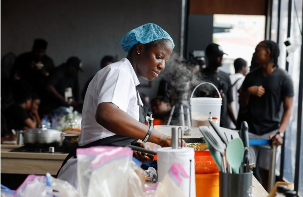 زنی در نیجریه برای ثبت رکورد گینس ۱۰۰ ساعت بدون وقفه آشپزی کرد + عکس زنی در نیجریه برای ثبت رکورد گینس ۱۰۰ ساعت بدون وقفه آشپزی کرد + عکس