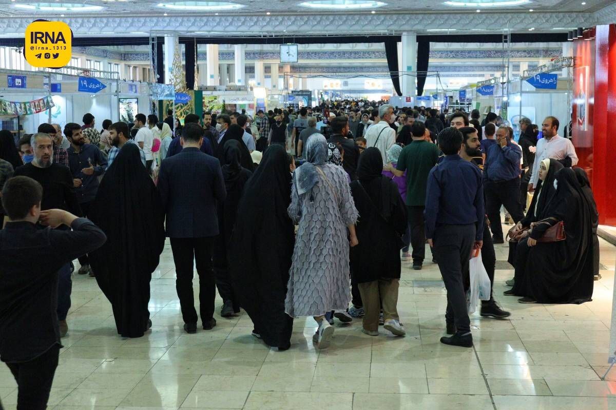 شلوغ‌ترین روز نمایشگاه کتاب تهران + تصاویر (۲۶ اردیبهشت ۱۴۰۲)