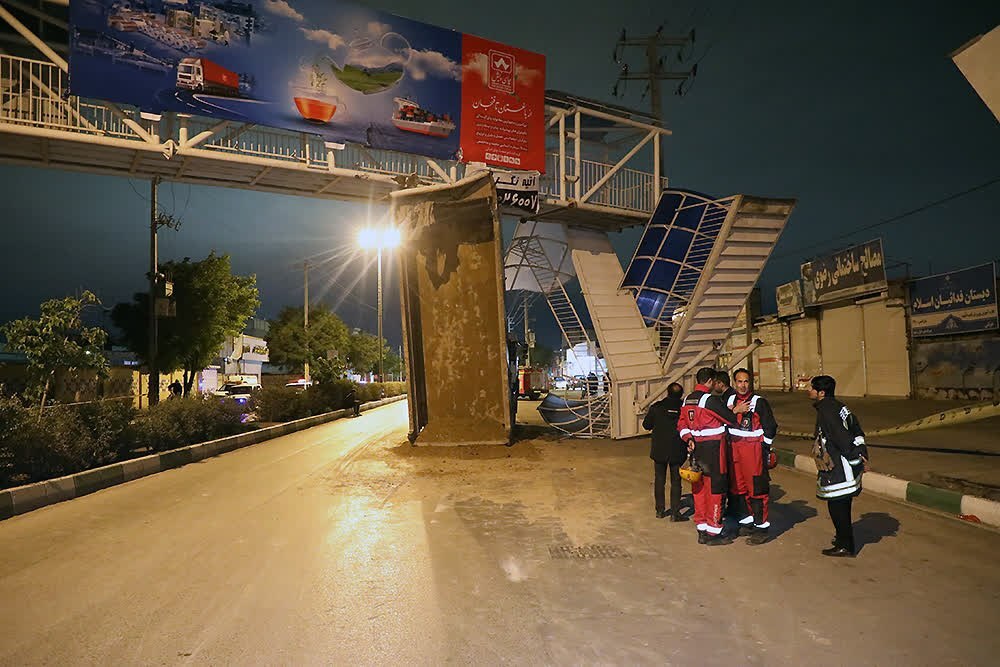 برخورد کامیون ۱۰ چرخ جک دار با پل عابر پیاده در بولوار رسالت مشهد+ تصاویر برخورد کامیون ۱۰ چرخ جک دار با پل عابر پیاده در بولوار رسالت مشهد+ تصاویر