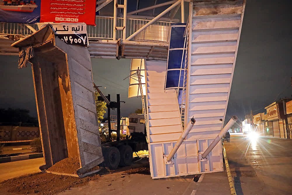 برخورد کامیون ۱۰ چرخ جک دار با پل عابر پیاده در بولوار رسالت مشهد+ تصاویر برخورد کامیون ۱۰ چرخ جک دار با پل عابر پیاده در بولوار رسالت مشهد+ تصاویر