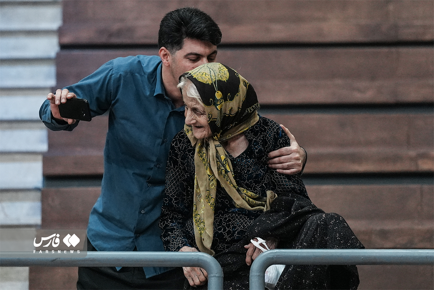 حمایت جذاب مادربزرگ کشتی دوست + عکس حمایت جذاب مادربزرگ کشتی دوست + عکس