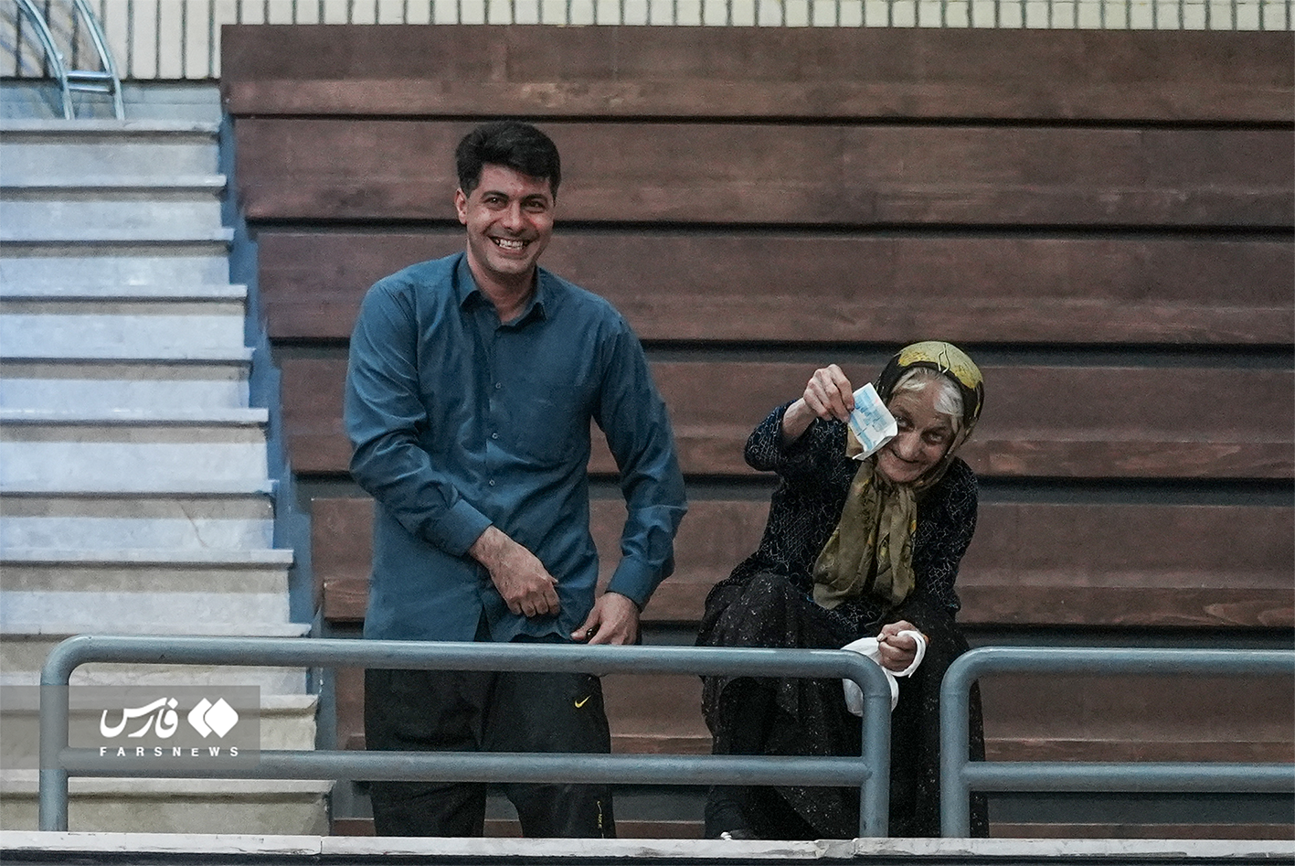 حمایت جذاب مادربزرگ کشتی دوست + عکس حمایت جذاب مادربزرگ کشتی دوست + عکس