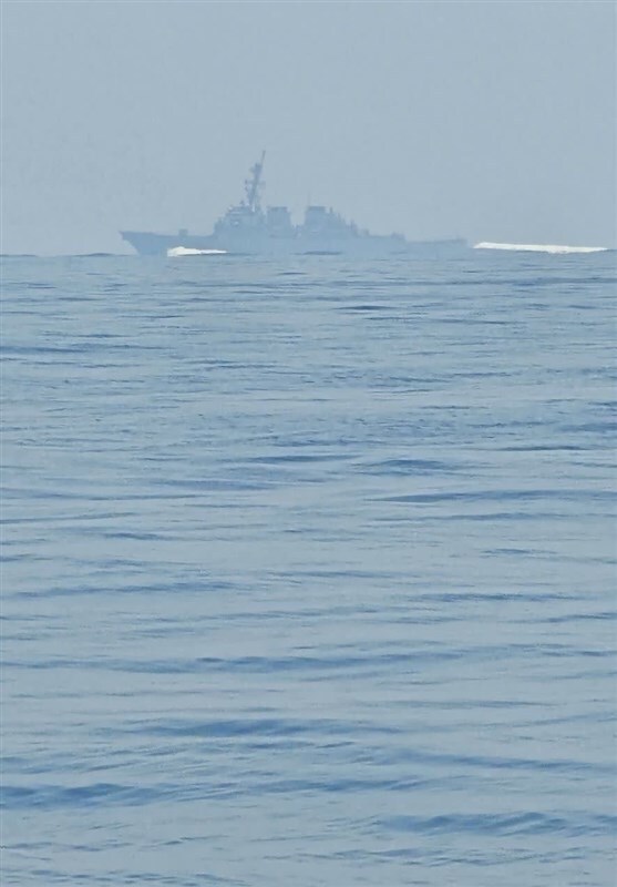 انتشار تصاویر رصد ناو آمریکایی همیلتون توسط سپاه انتشار تصاویر رصد ناو آمریکایی همیلتون توسط سپاه