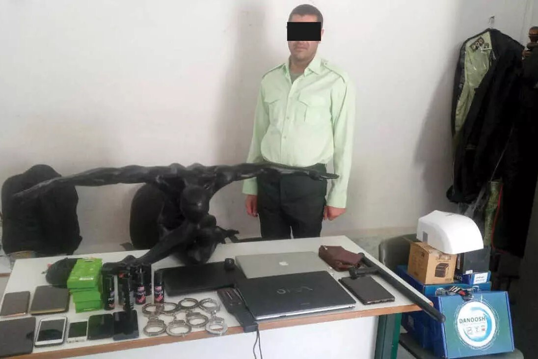 دستگیری مامور قلابی که در بازار مشهد کلاهبرداری میکرد + عکس دستگیری مامور قلابی که در بازار مشهد کلاهبرداری میکرد + عکس