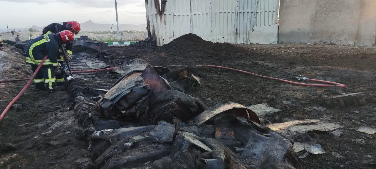 آتش سوزی در شهرک شیرین مشهد مهار شد آتش سوزی در شهرک شیرین مشهد مهار شد