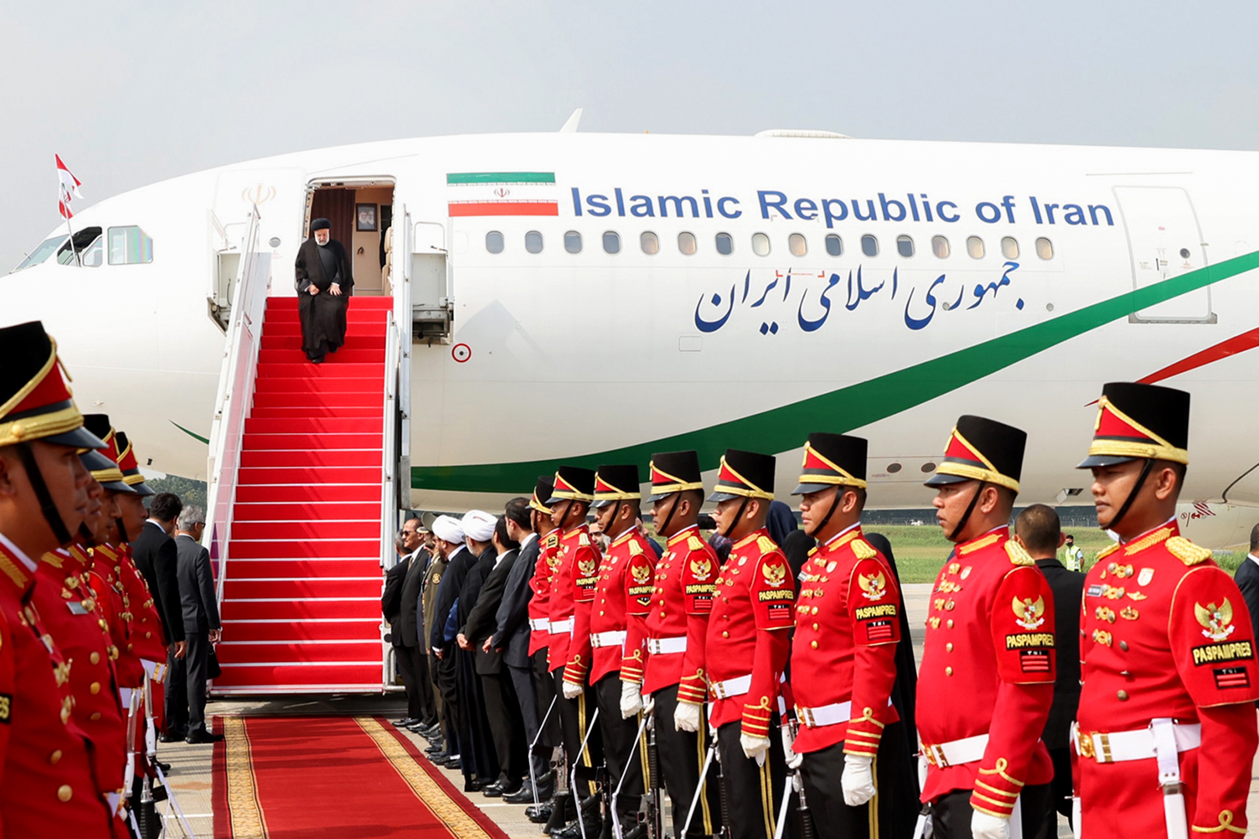 رئیسی وارد جاکارتا شد+ عکس و جزئیات