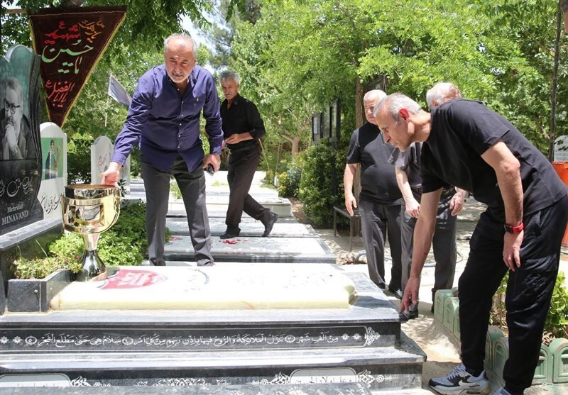 کاپ قهرمانی بر سر مزار اسطورههای درگذشته پرسپولیس کاپ قهرمانی بر سر مزار اسطورههای درگذشته پرسپولیس