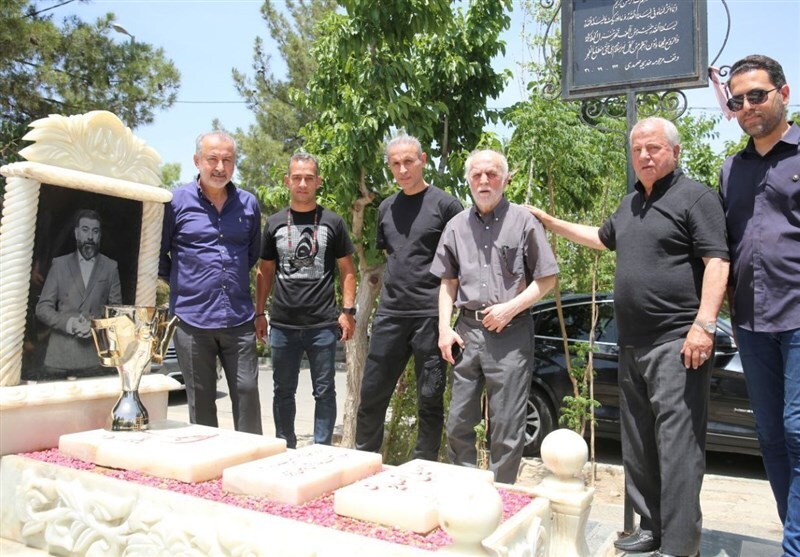 کاپ قهرمانی بر سر مزار اسطورههای درگذشته پرسپولیس کاپ قهرمانی بر سر مزار اسطورههای درگذشته پرسپولیس