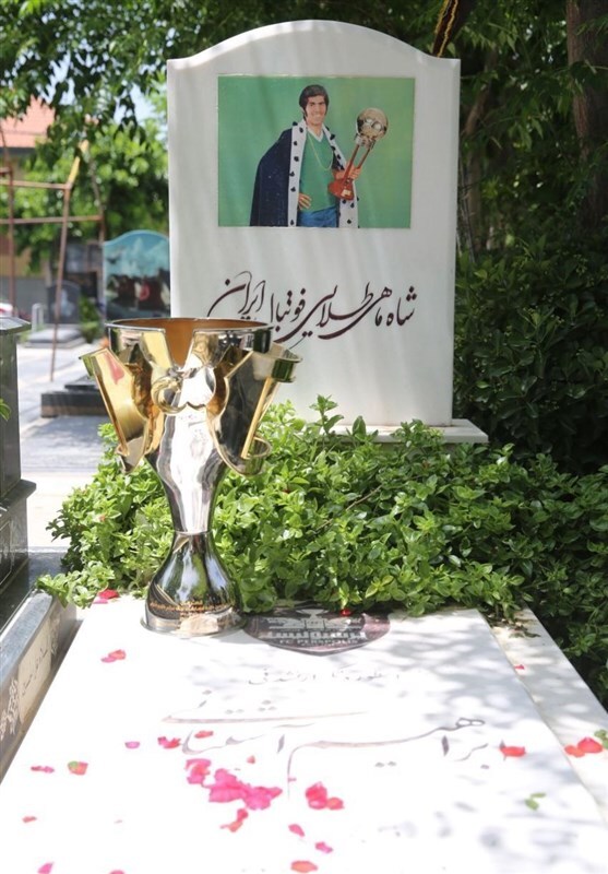 کاپ قهرمانی بر سر مزار اسطورههای درگذشته پرسپولیس کاپ قهرمانی بر سر مزار اسطورههای درگذشته پرسپولیس