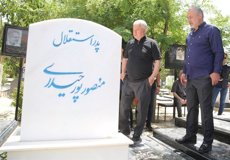 کاپ قهرمانی بر سر مزار اسطورههای درگذشته پرسپولیس کاپ قهرمانی بر سر مزار اسطورههای درگذشته پرسپولیس