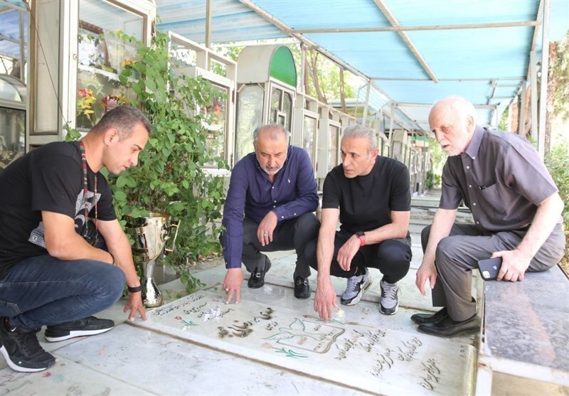 کاپ قهرمانی بر سر مزار اسطورههای درگذشته پرسپولیس کاپ قهرمانی بر سر مزار اسطورههای درگذشته پرسپولیس