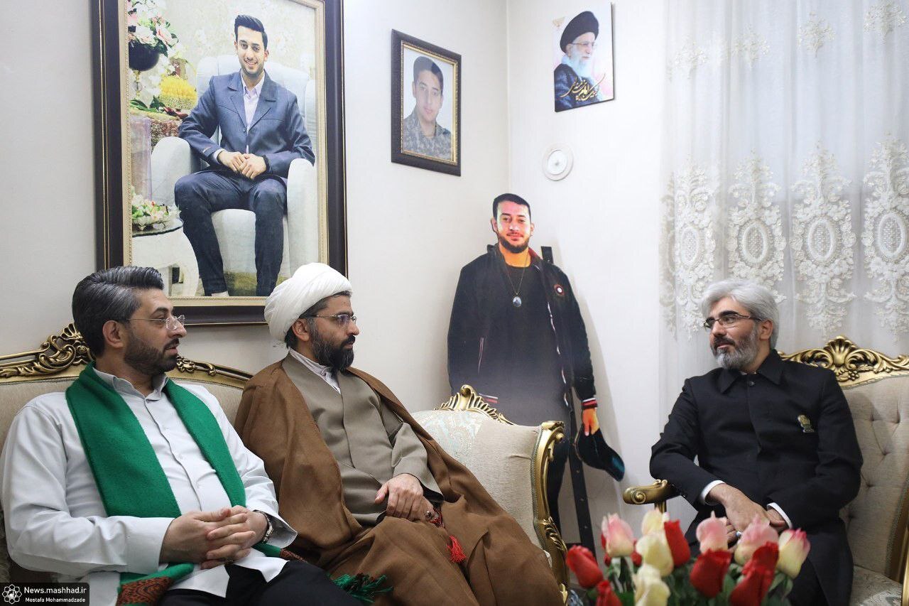 شهردار مشهد مقدس با خانواده شهید امنیت، دانیال رضازاده دیدار کرد + تصاویر