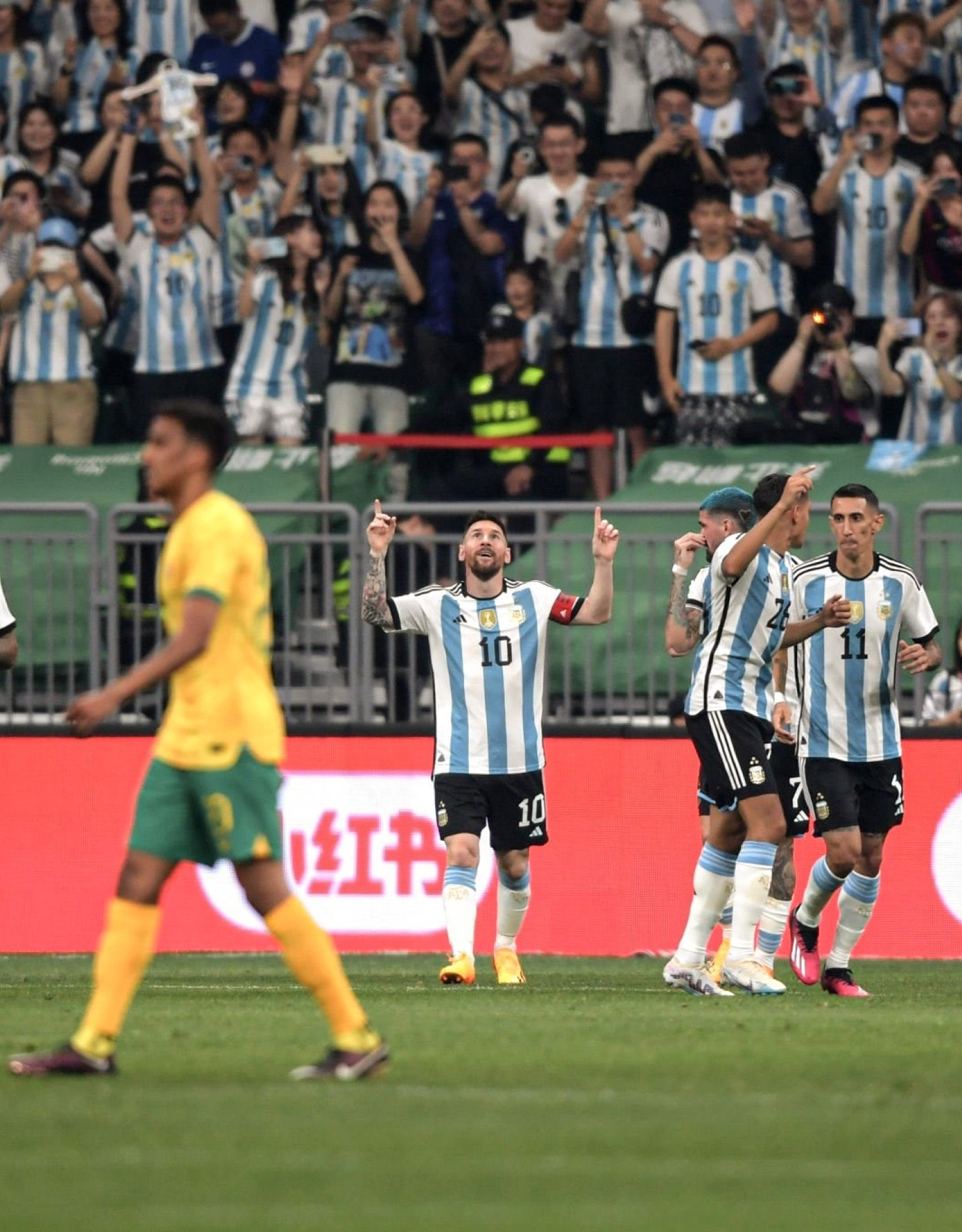 مسی در چین رکوردشکنی کرد + عکس و فیلم مسی در چین رکوردشکنی کرد + عکس و فیلم