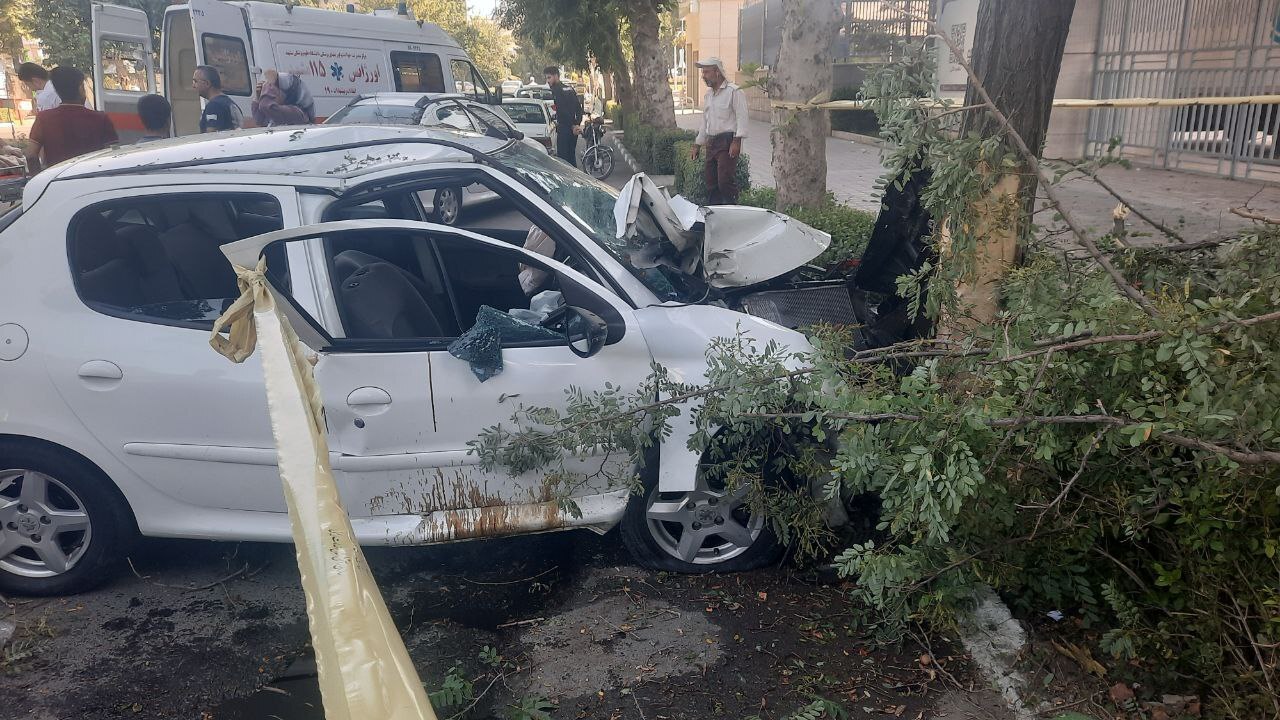برخورد وحشتناک ۲۰۷ با درخت در خیابان اخوان ثالث مشهد ۵ نفر را راهی بیمارستان کرد+ عکس