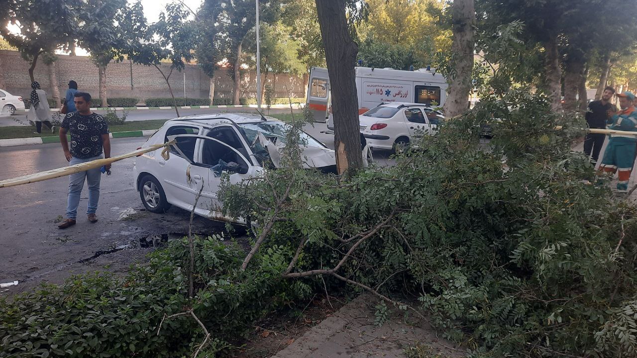 برخورد وحشتناک ۲۰۷ با درخت در خیابان اخوان ثالث مشهد ۵ نفر را راهی بیمارستان کرد+ عکس