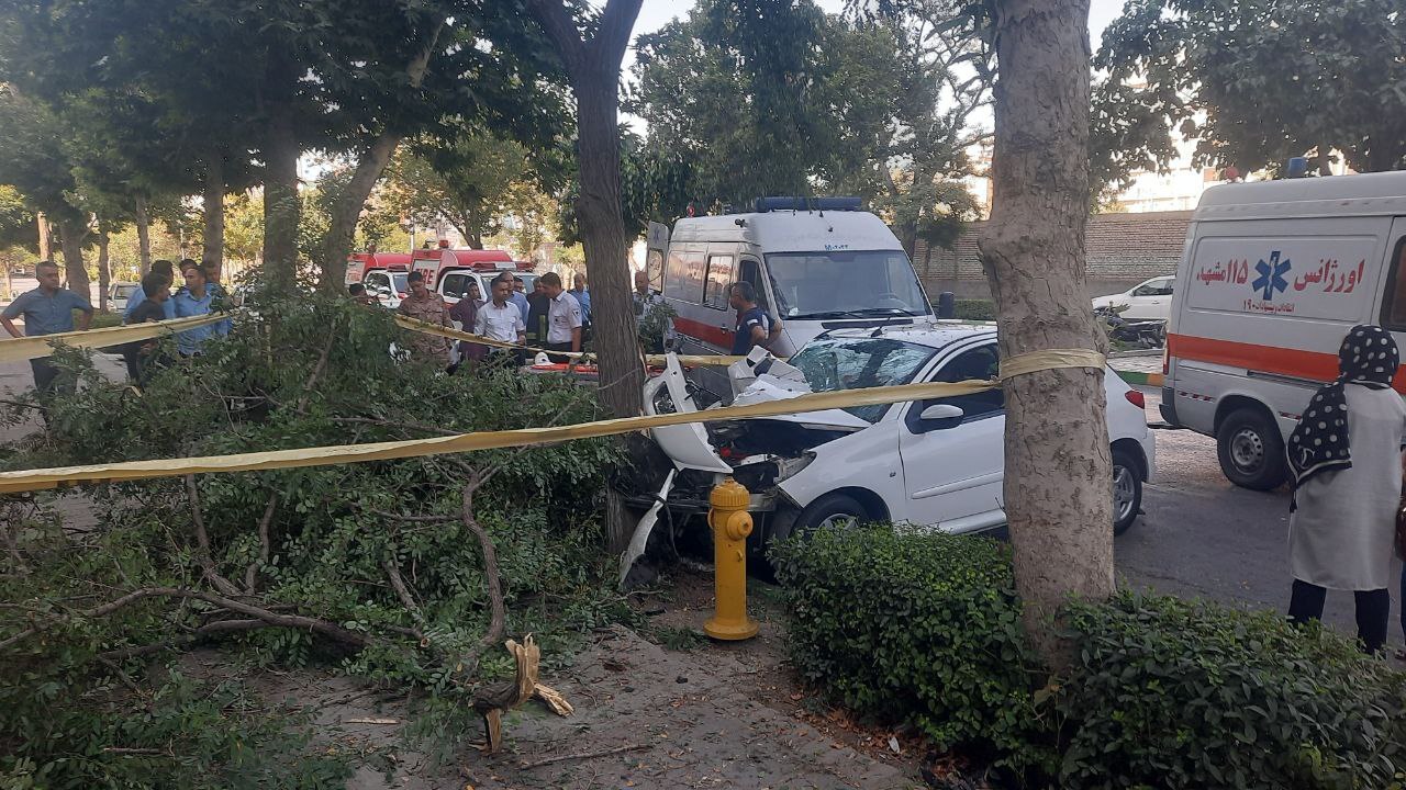 برخورد وحشتناک ۲۰۷ با درخت در خیابان اخوان ثالث مشهد ۵ نفر را راهی بیمارستان کرد+ عکس
