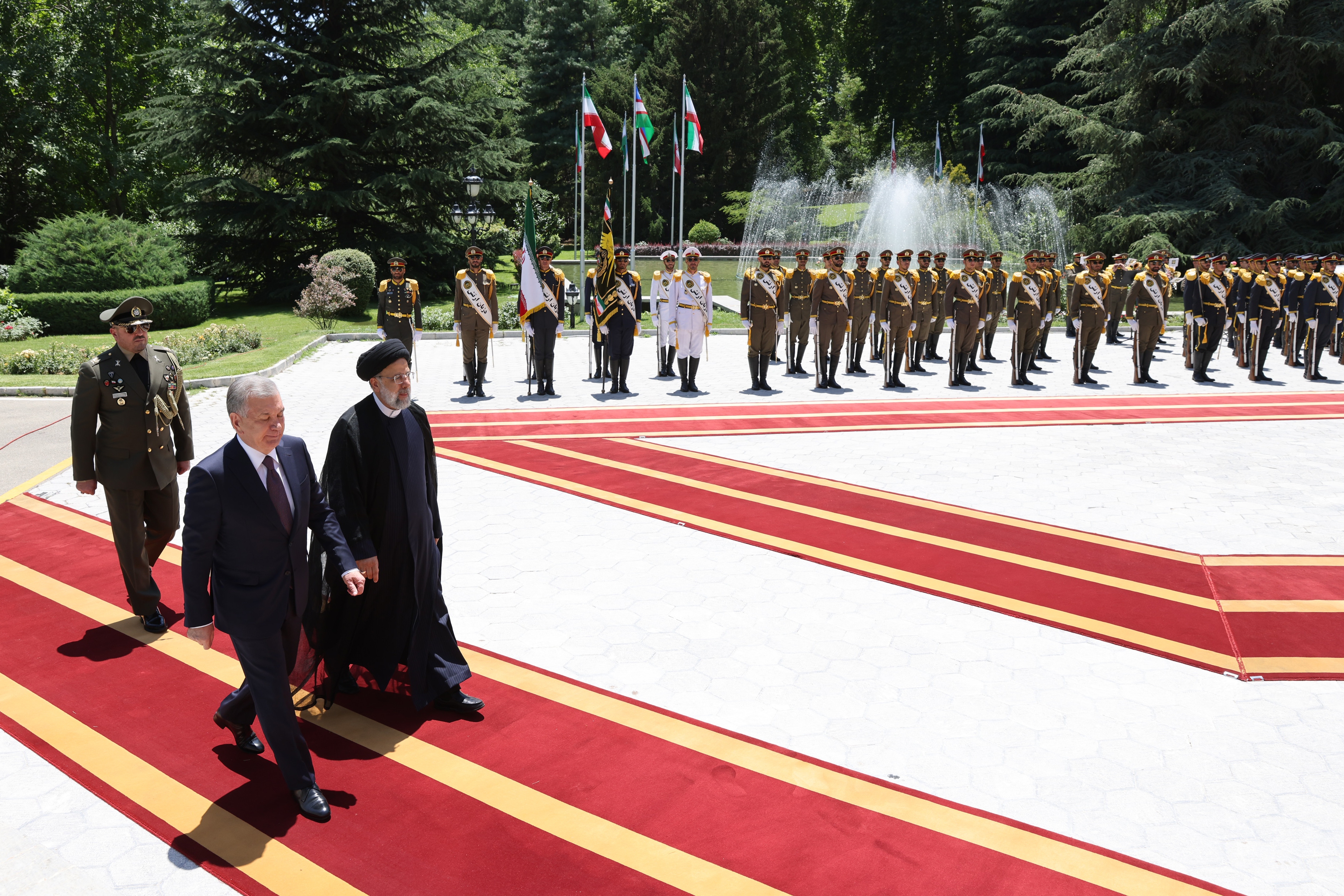 استقبال رسمی رئیسی از رئیسجمهور ازبکستان در سعدآباد+ فیلم استقبال رسمی رئیسی از رئیسجمهور ازبکستان در سعدآباد+ فیلم