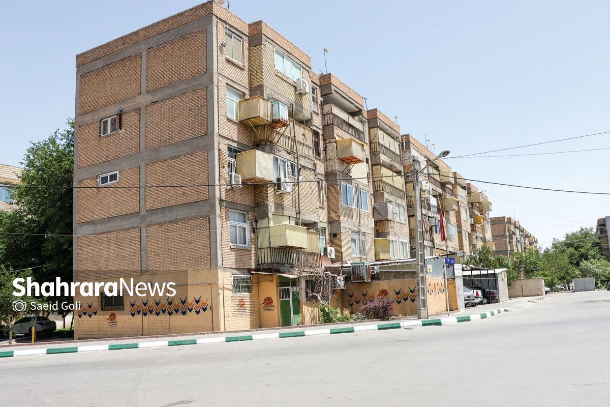 شهرک شهیدبهشتی عملا از میانه سال ۱۳۶۱ و با جمع شدن شهرک شهیدرجایی (ساختمان هتل‌پارس) به تنها مأمن جنگ‌زدگان بدل می‌شود و همه آن‌ها در این شهرک مستقر می‌شوند. با یک حساب سرانگشتی متوجه می‌شوید ازآنجاکه هر بلوک شهرک پنج طبقه و هر طبقه، نه آپارتمان دارد، در دهه ۵۰ آپارتمان شهرک حدود ۲ هزار خانوار جمعیت داشته است.