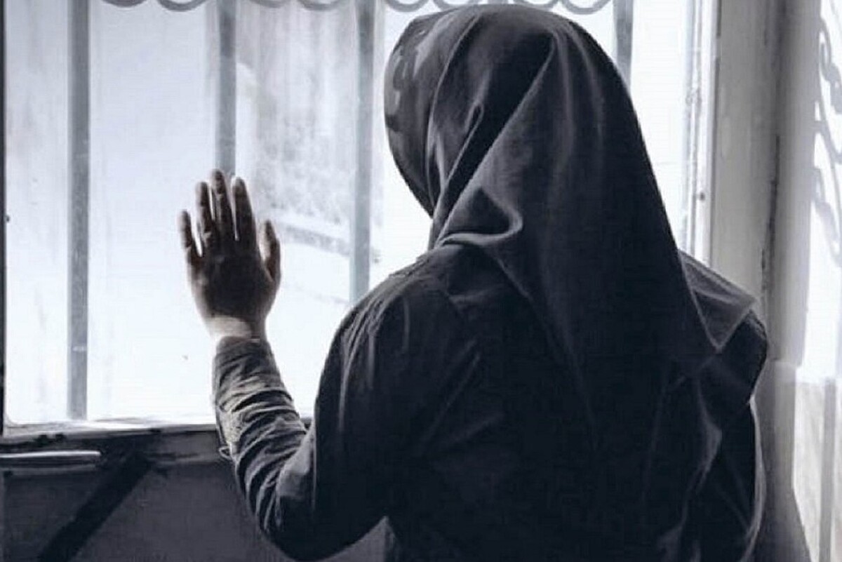 زن مشهدی گفت: وقتی به هوش آمدم که «قاتل» روی سینه ام نشسته و پارچه هایی را نیز در دهانم فرو برده بود. دستانم زیر زانوهایش قرار داشت و من در حالی نفس های آخر زندگی ام را می کشیدم که او طنابی را دور گردنم حلقه زده بود و قصد کشتن مرا داشت.