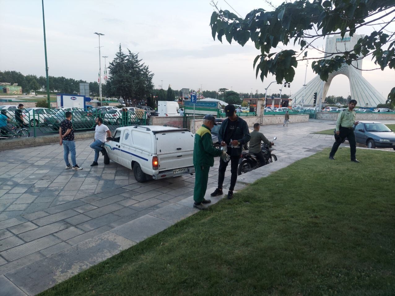 کشف جسد تکه تکه شد زن جوان در میدان آزادی تهران + عکس کشف جسد تکه تکه شد زن جوان در میدان آزادی تهران + عکس