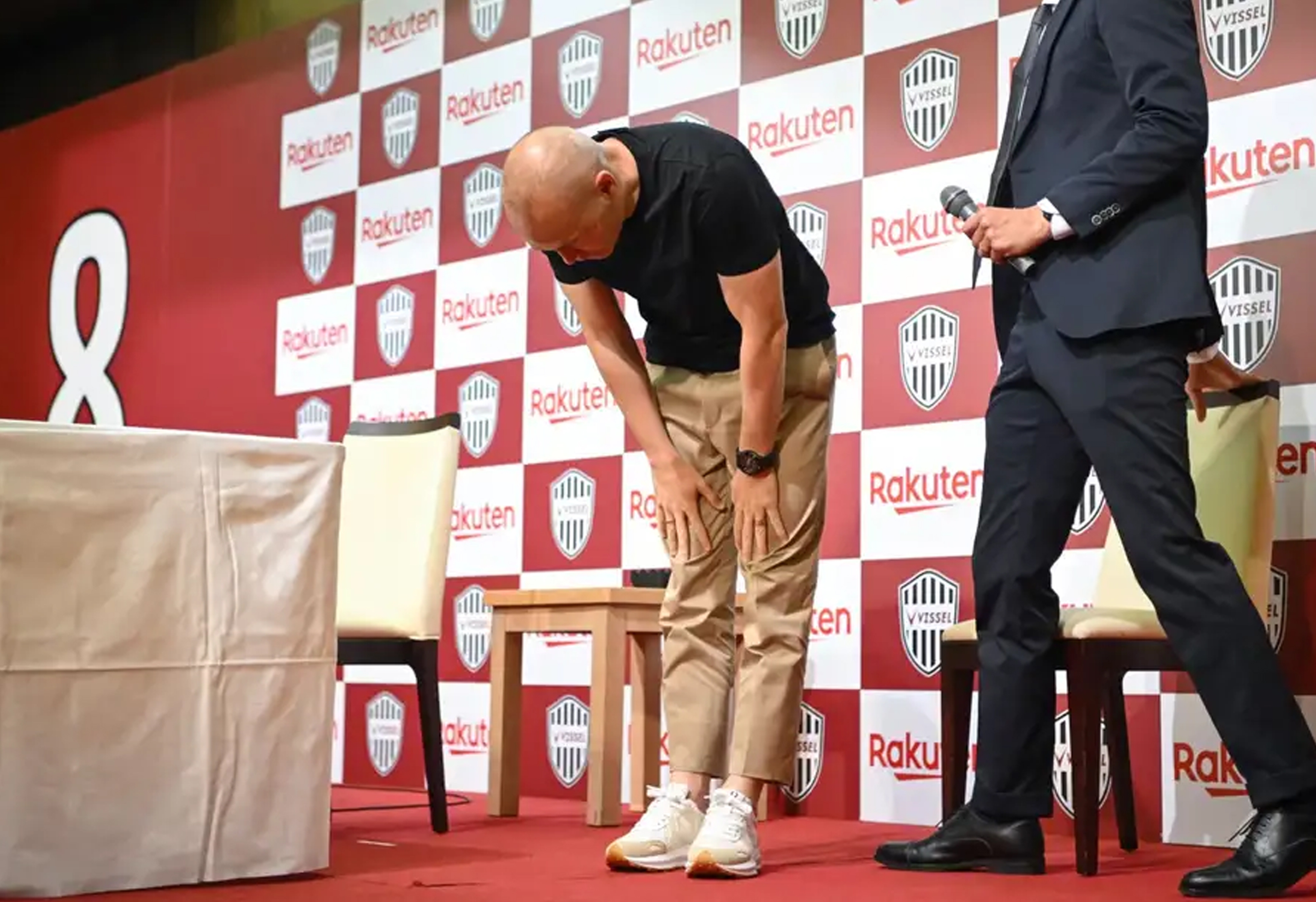 وداع احساسی اینیستا با کوبه + عکس وداع احساسی اینیستا با کوبه + عکس