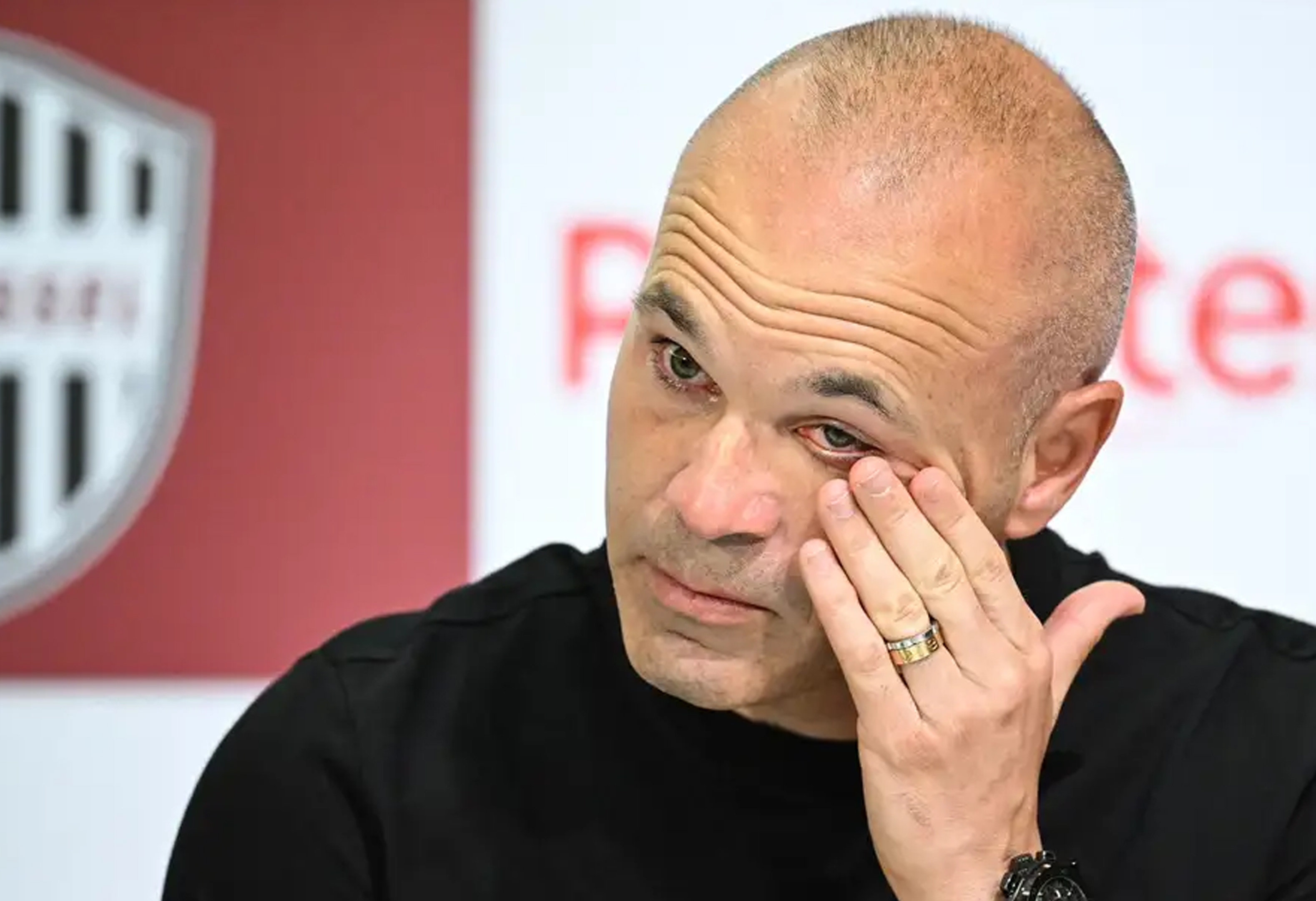 وداع احساسی اینیستا با کوبه + عکس وداع احساسی اینیستا با کوبه + عکس