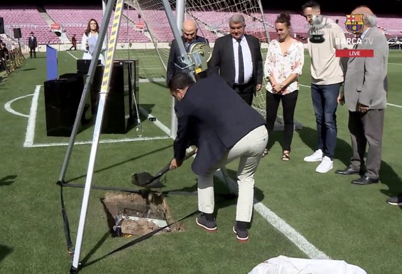 پیراهن و بازوبند کاپیتانی بارسلونا دفن شد! + عکس پیراهن و بازوبند کاپیتانی بارسلونا دفن شد! + عکس